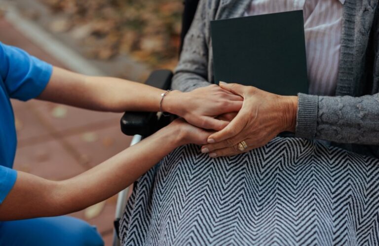 L'Université de Séville met en garde le Parlement européen contre le « manque de droits fondamentaux » des travailleurs sociaux migrants