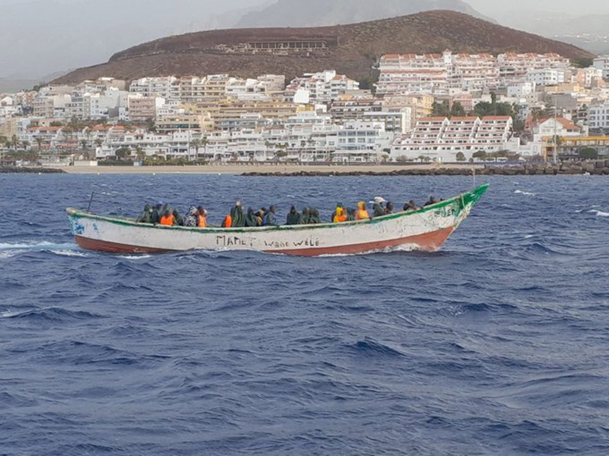 45 migrants arrivent à bord d'un cayuco au quai de Los Cristianos, à Tenerife