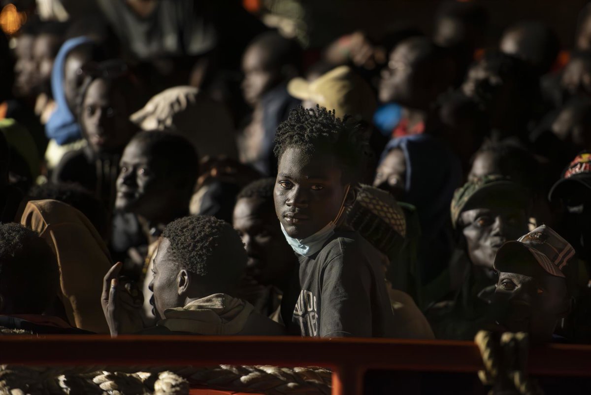 Deux pirogues avec 327 migrants sont escortées dans les eaux près de La Restinga (El Hierro) ces dernières heures