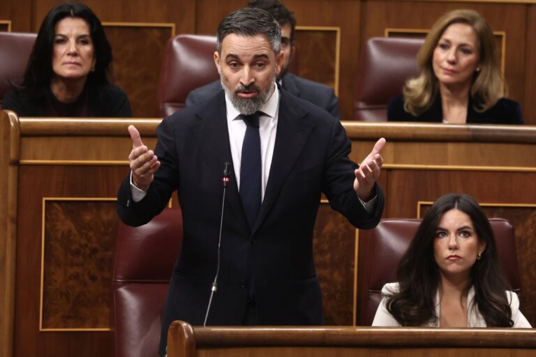 Abascal accuse Sánchez d'avoir légué « la corruption, la ruine et l'effondrement » et le président le qualifie de « vassal de Trump »