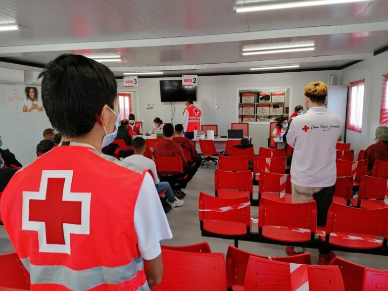 À Almería, la Croix-Rouge s'occupe depuis le début de l'année de 4 705 immigrants arrivés par bateau et de 1 258 réfugiés.