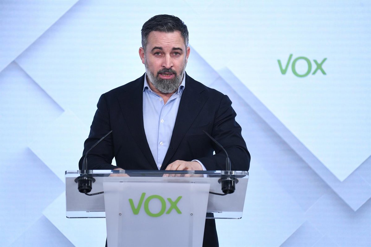 Abascal accuse Sánchez d'avoir « accéléré l'invasion » avec la régularisation extraordinaire des migrants par décret