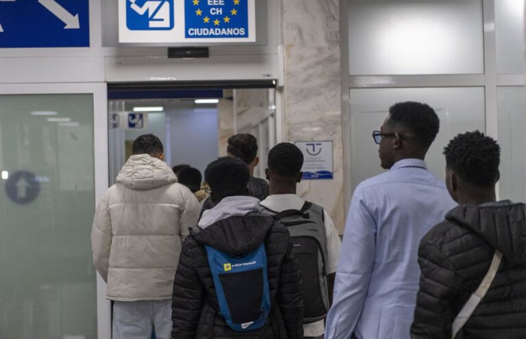 Près de 80 résidents du CETI de Ceuta partent pour la péninsule