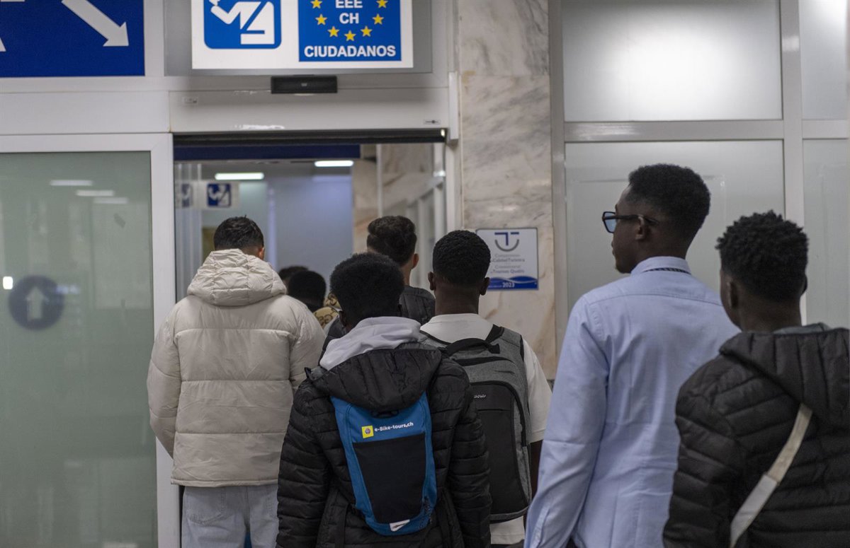 Près de 80 résidents du CETI de Ceuta partent pour la péninsule