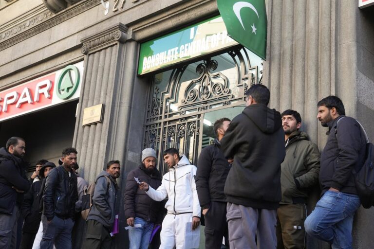 Prieto demande aux consuls du Pakistan et du Maroc de transmettre leur tranquillité sur la régularisation