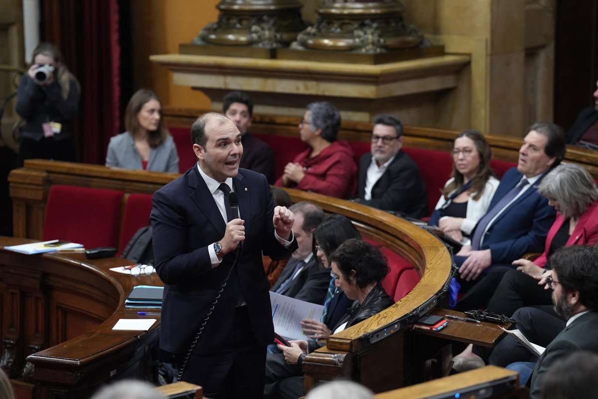 Vox prédit un "effet d'appel" dû à la régularisation et Dalmau répond que cela encouragera l'économie
