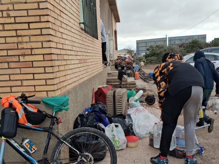 Des migrants expulsés d'une ferme à Níjar (Almería) vont récupérer leurs biens avec l'aide d'ONG