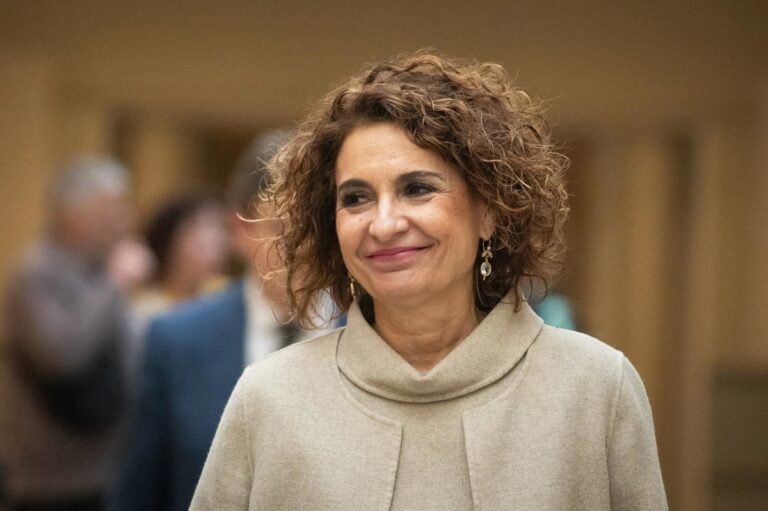 Montero accuse « l'extrême droite » d'utiliser la burqa pour présenter les migrants comme des « criminels »