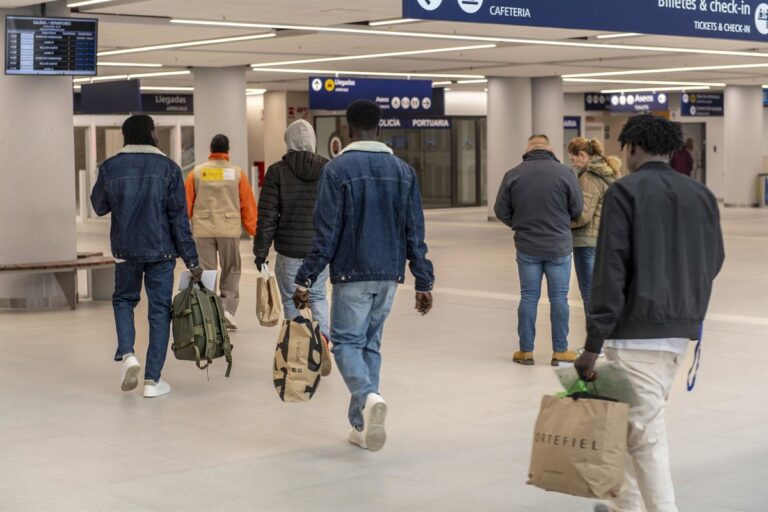 Le Congrès et le Sénat exhortent le gouvernement à « arrêter » la régularisation « massive » des migrants, avec le soutien du PP et de Vox