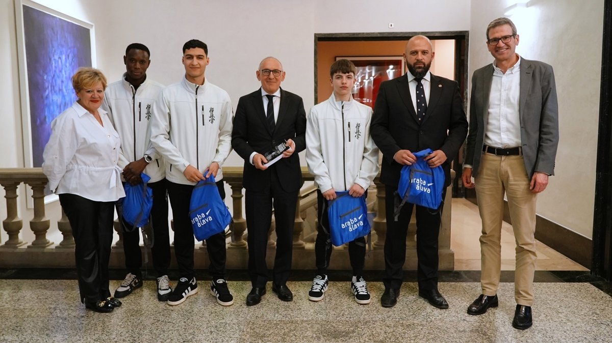 La Députation Forale reconnaît comme mineurs non accompagnés deux migrants devenus leaders mondiaux du karaté après leur arrivée à Alava