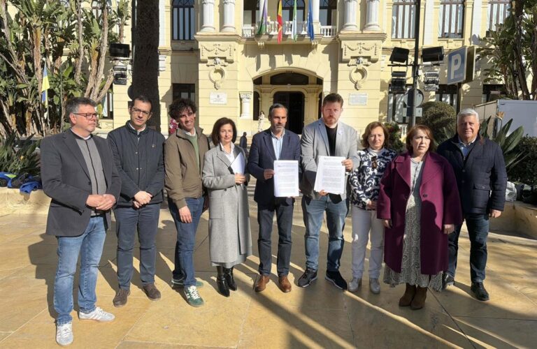 Le PSOE et Con Málaga demandent au maire de « retirer son soutien à la motion Vox contre la régularisation des migrants »