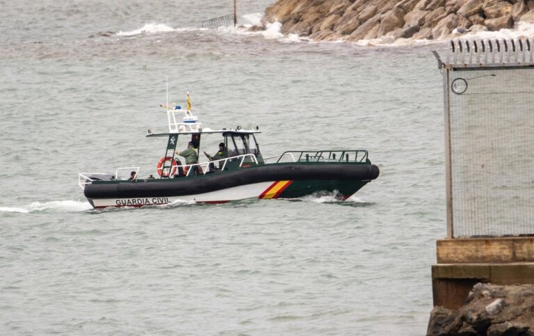 Les recherches se poursuivent dans la zone de la côte de Grenade où trois corps sont apparus après le débarquement d'un bateau