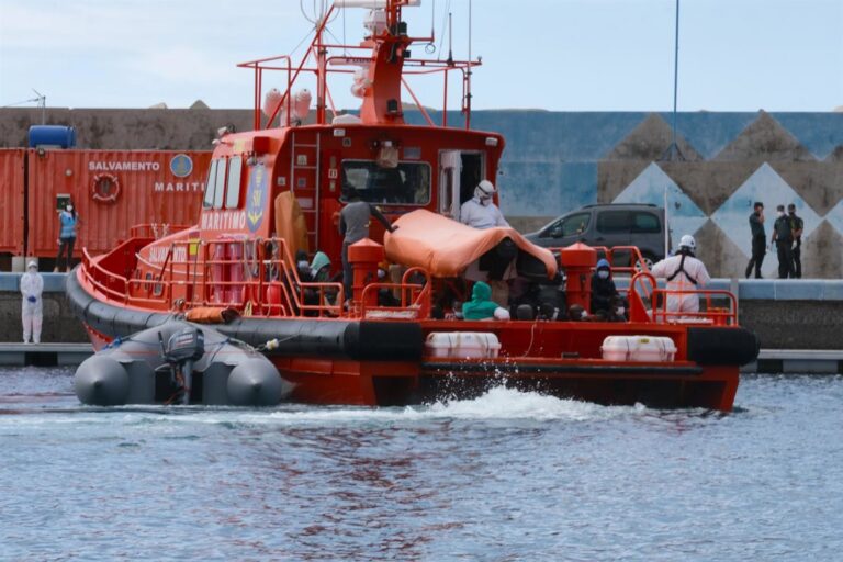 Un bateau pneumatique avec 59 migrants est secouru dans les eaux près de Fuerteventura