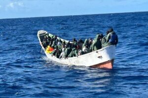 Un mineur et sa mère ont été transférés à l'hôpital depuis la pirogue arrivée ce samedi dans le sud de Tenerife