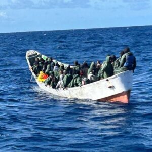 Un mineur et sa mère ont été transférés à l'hôpital depuis la pirogue arrivée ce samedi dans le sud de Tenerife