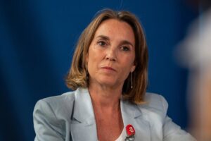 Le PP compte sur le soutien des Junts pour mettre fin à la régulation des migrants, même s'il craint que le PSOE manœuvre pour l'empêcher