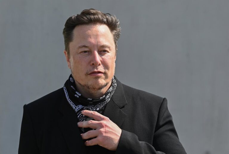 Elon Musk attaque à nouveau Sánchez et l'accuse de « haute trahison » pour la régularisation des immigrants