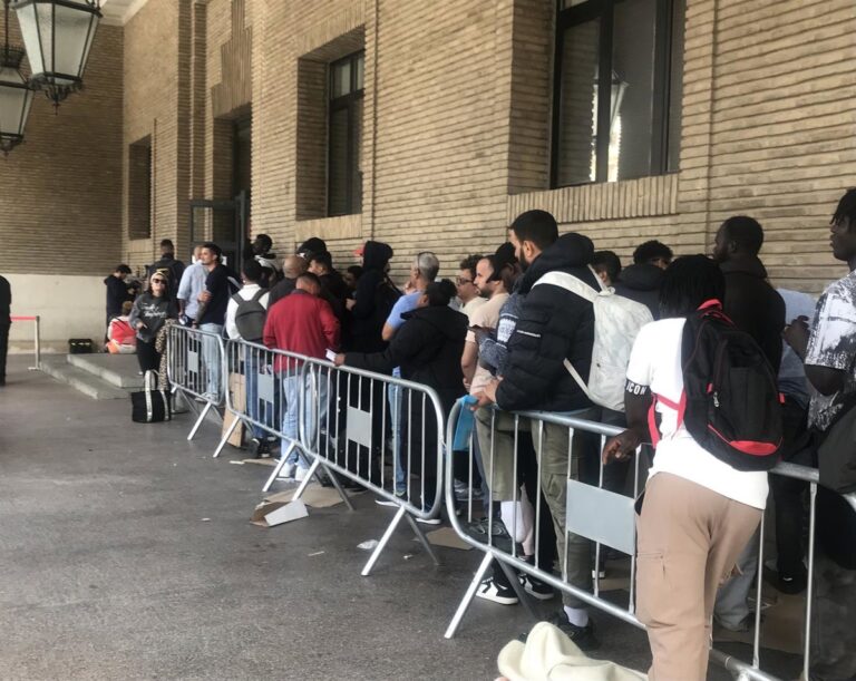 Régularisation Il dit déjà que les administrations « démontrent qu'elles ne sont pas à la hauteur » du processus de régularisation des migrants