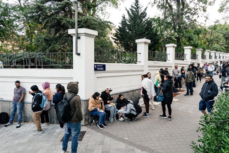 Le Gouvernement enregistre plus de 130 000 demandes de régularisation de migrants au cours de la première semaine