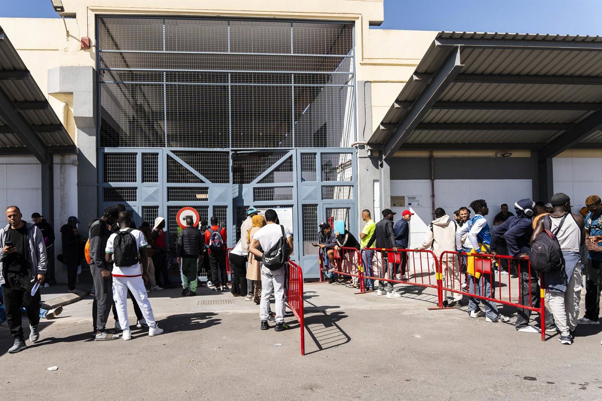 Depuis le port d'Almería, les ONG accompagnent près de 200 immigrés dans leurs procédures de régularisation et donnent 900 rendez-vous supplémentaires