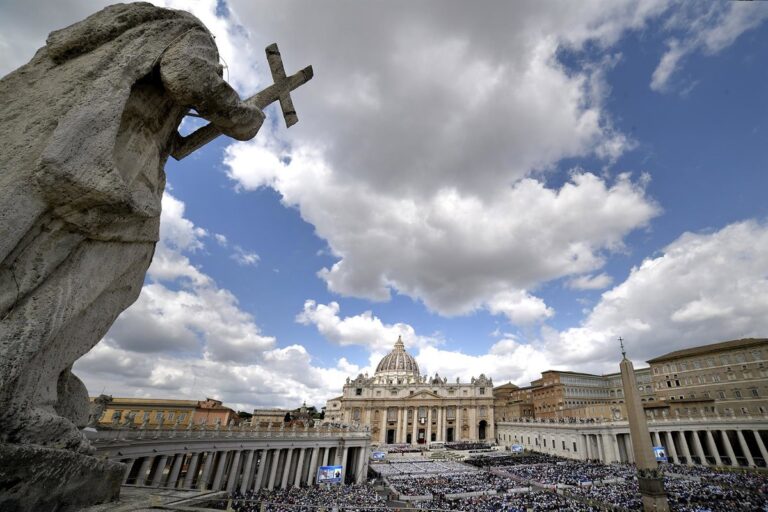 Le Vatican considère comme « positive » la régularisation extraordinaire des migrants en Espagne, selon Albares