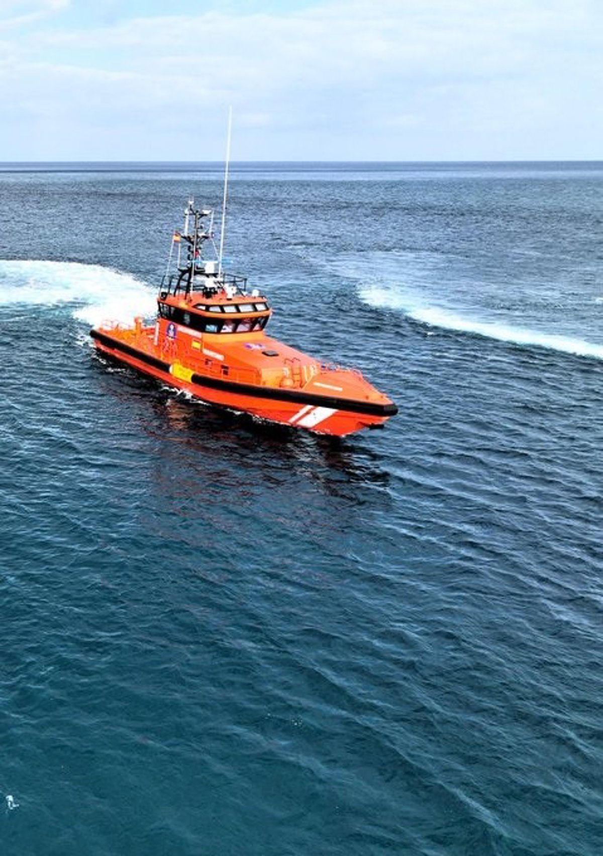 Maritime Rescue sauve une pirogue avec plus d'une centaine d'immigrants devant Las Galletas (Tenerife)