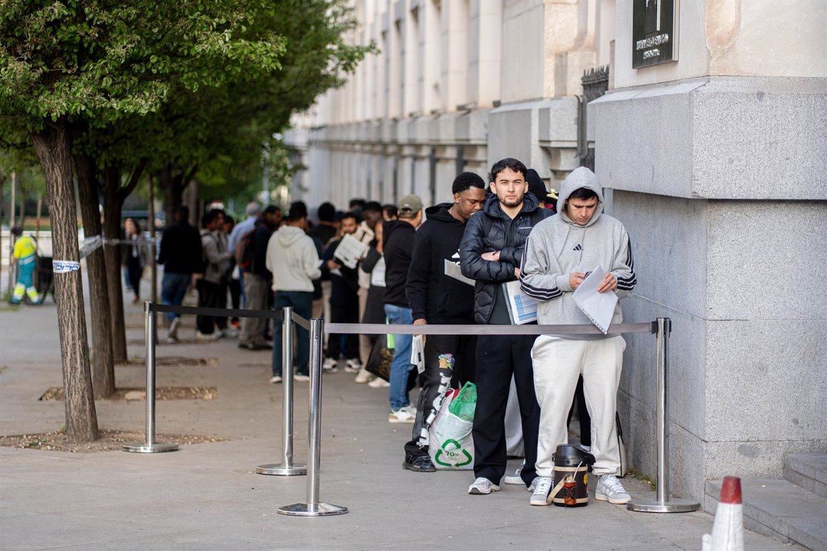 Des entités dénoncent des "obstacles administratifs" et des descentes de police "racistes" après un mois de régularisation