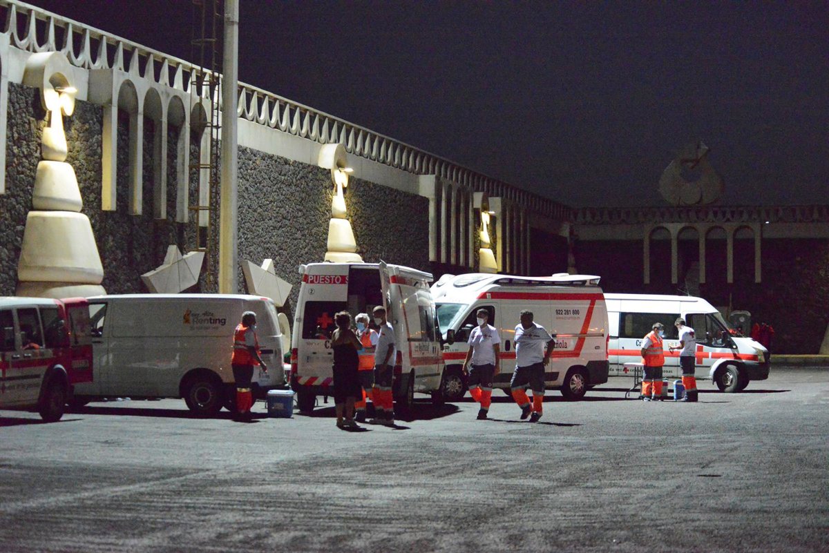 Ils escortent un cayuco avec 19 migrants, dont 3 femmes, à environ 5,5 km d'El Hierro