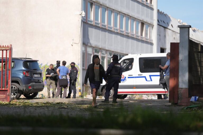 94 personnes identifiées, pour la plupart des migrants, dans deux usines abandonnées à Vitoria-Gasteiz