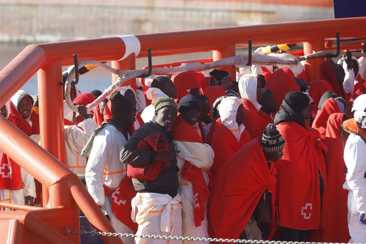 Un bateau pneumatique avec 53 immigrants est secouru dans les eaux près de Gran Canaria