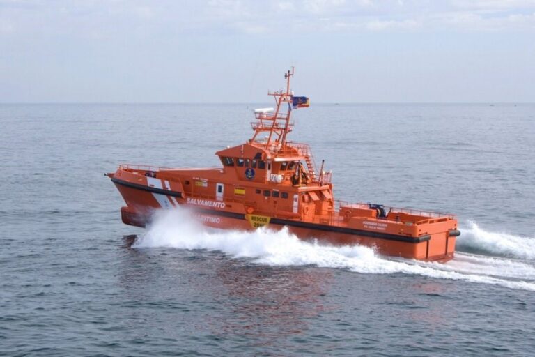 60 migrants secourus à bord d'une pirogue dans les eaux près de La Restinga (El Hierro)