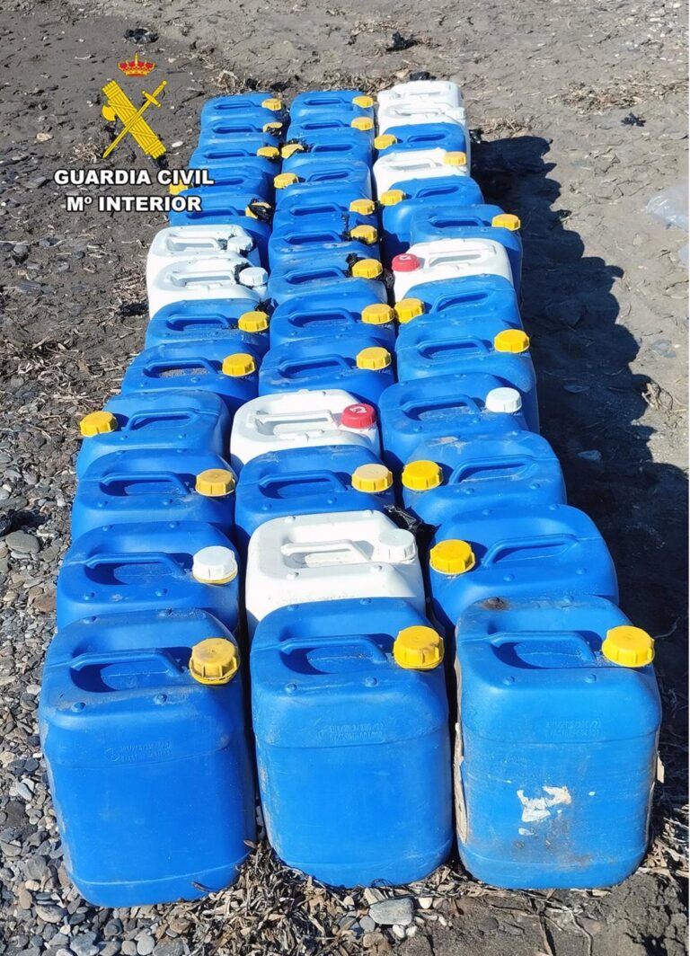 Deux personnes sont arrêtées sur une plage de Lorca alors qu'elles chargeaient des bouteilles de carburant sur un bateau