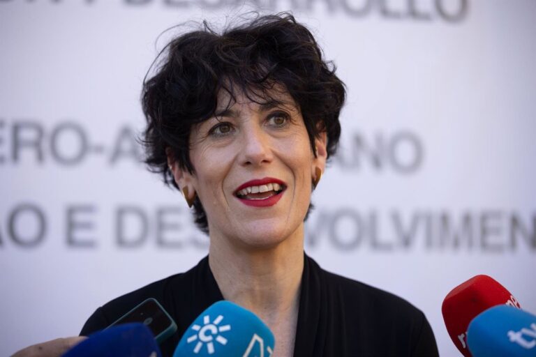 Saiz regrette qu'Ayuso parle d' »importation de pauvreté massive » avec la régularisation des migrants que le Pape « soutient »