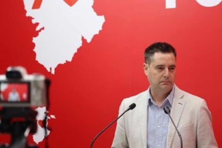 De la Rosa considère comme « xénophobe » et « discriminatoire » de limiter l'accès des immigrés illégaux