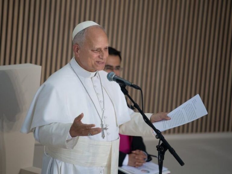 Le Pape, « comme un autre madrilène », définit le CEDIA comme un « miracle d'amour » et appelle à regarder « dans les yeux » ceux qui souffrent