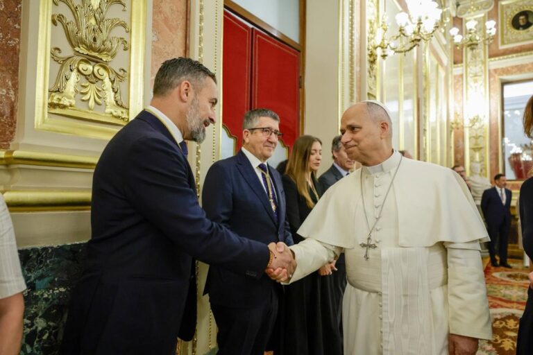 Abascal souligne que le Vatican n'autorise pas l'entrée de l'immigration illégale et conseille de faire la distinction entre les discours et la pratique