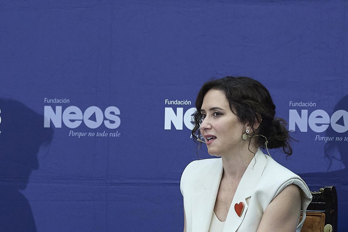 Ayuso fustige un gouvernement « fou » qui favorise des mouvements « massifs » de migrants qui ne pourront pas « s'intégrer »
