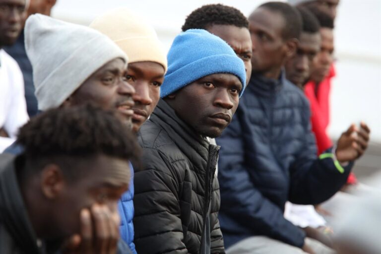 Les migrants arrivant par bateau reçoivent le Pape à Las Raíces : « Peut-être qu'il pourra nous aider à obtenir nos documents »