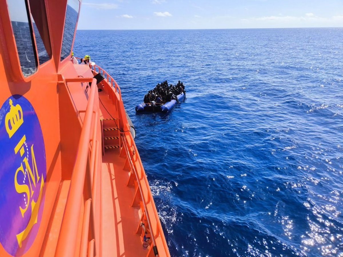 Un bateau avec environ 68 personnes est secouru dans les eaux près de Lanzarote