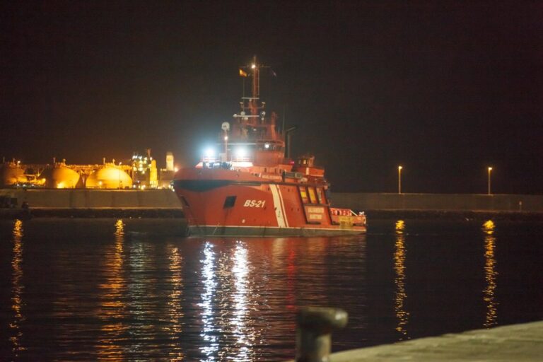 Ils sauvent un bateau avec 64 migrants à 87 kilomètres de Lanzarote