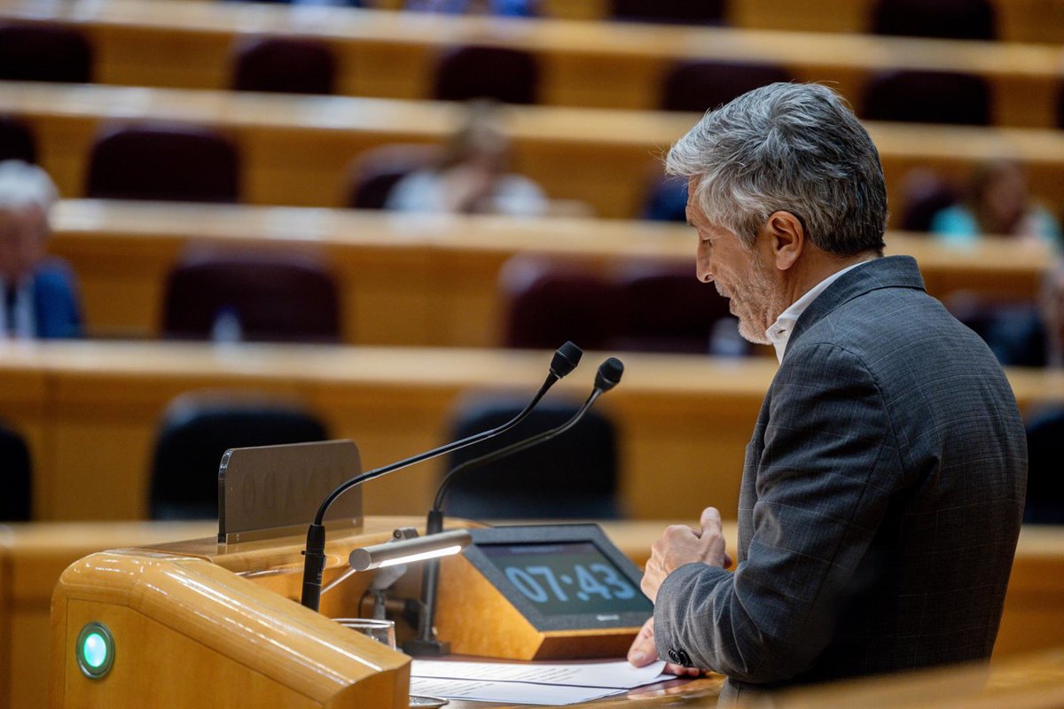 Marlaska s'engage à activer un protocole en juillet permettant aux migrants trans de modifier leurs documents