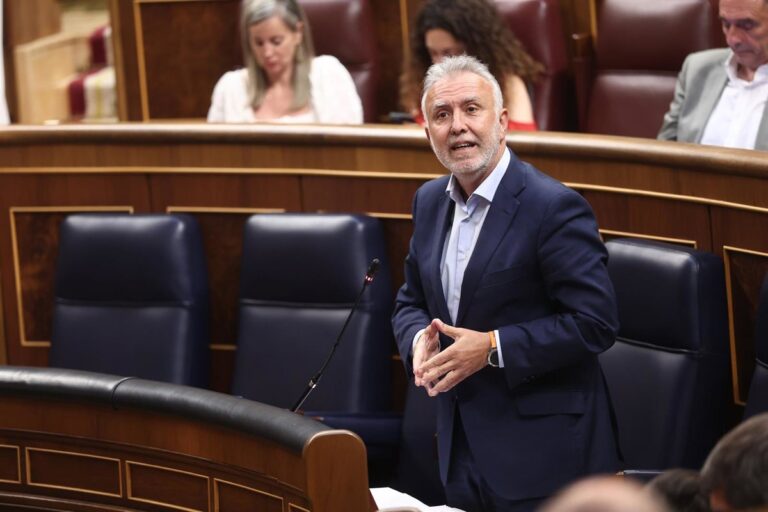 Le PP accuse le gouvernement de créer un « nid d'irrégularités » et Torres cite le Pape pour défendre la politique d'immigration