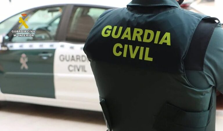 35 migrants, dont quatre mineurs, arrivent en bateau de drogue au port de Barbate (Cadix)