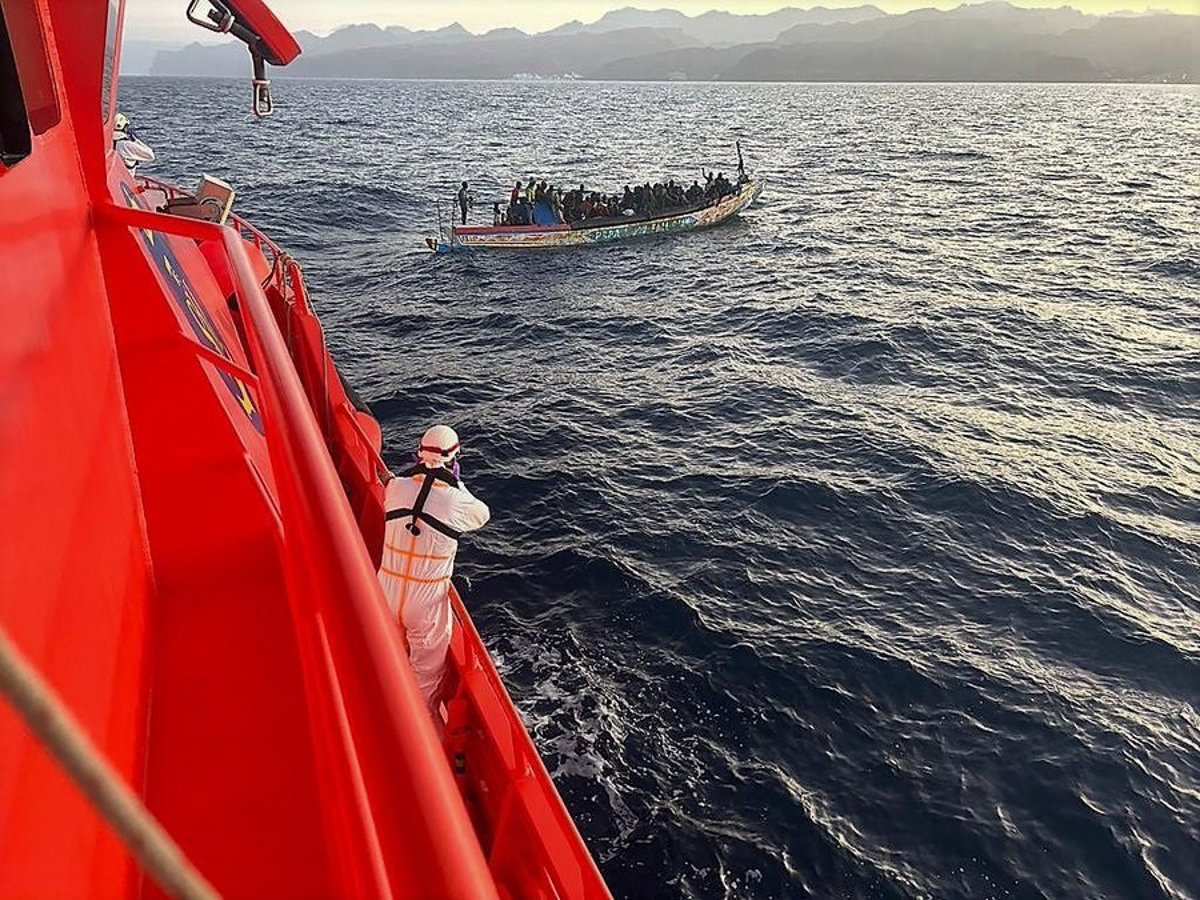Maritime Rescue sauve 81 migrants à bord d'un canoë dans les eaux proches de Lanzarote