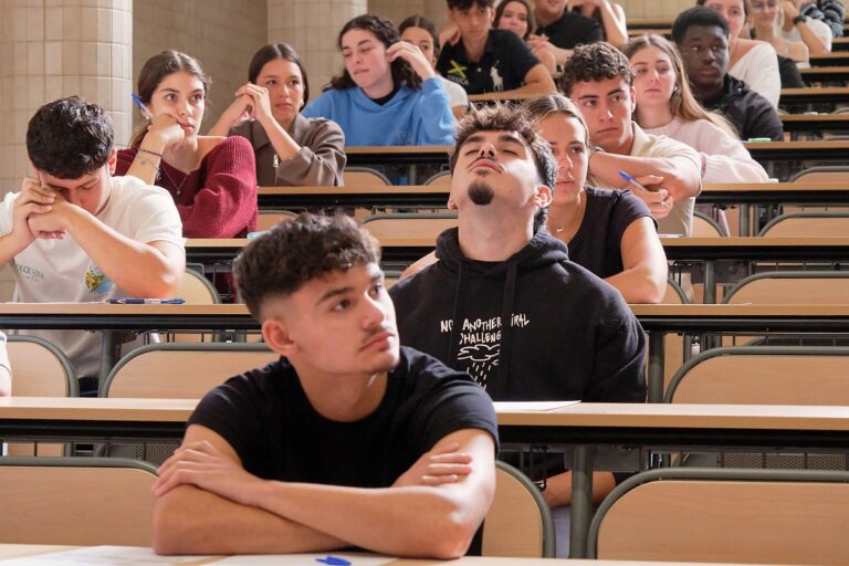 Le test extraordinaire du PAU aux îles Canaries commence par une vignette de Padylla sur l'immigration et le lexique canarien