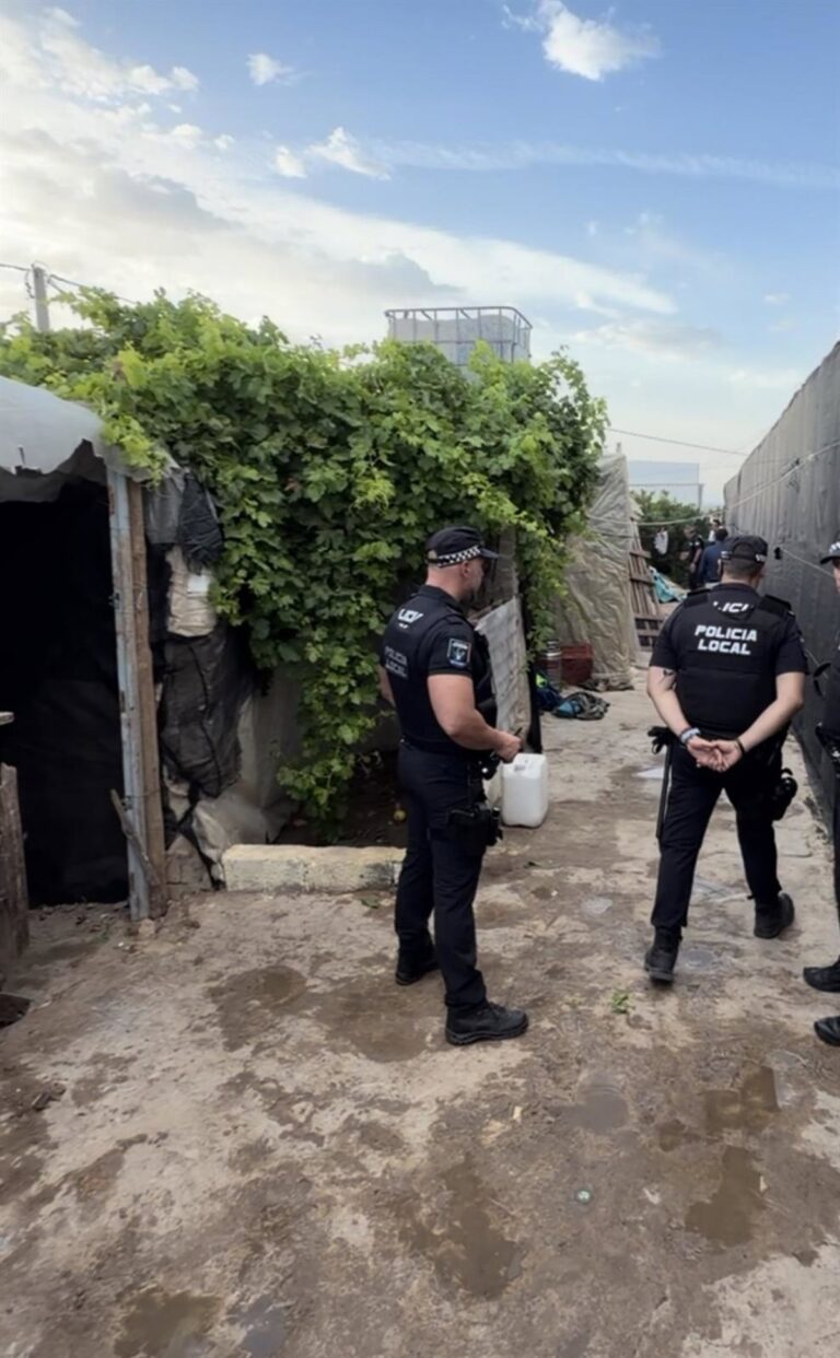 La Mairie d'El Ejido démolit plusieurs cabanes à San Agustín en imputant « l'immigration clandestine »