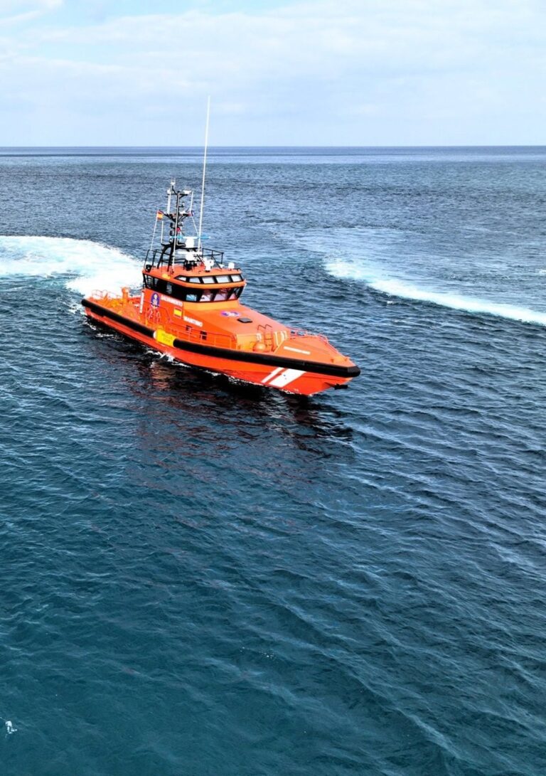 Maritime Rescue escorte un cayuco avec 78 migrants subsahariens à son bord jusqu'à La Restinga
