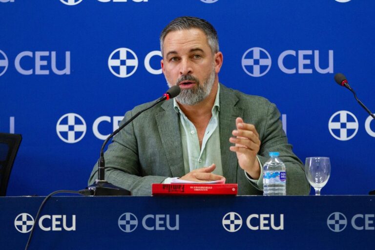 Abascal propose de soumettre la politique d'immigration à un référendum au milieu de la controverse sur la régularisation et la « loi sur les petits-enfants »