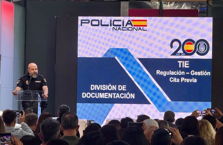 La Police espère augmenter cette année « largement » les 1,7 million de cartes étrangères de 2025 grâce à la régularisation