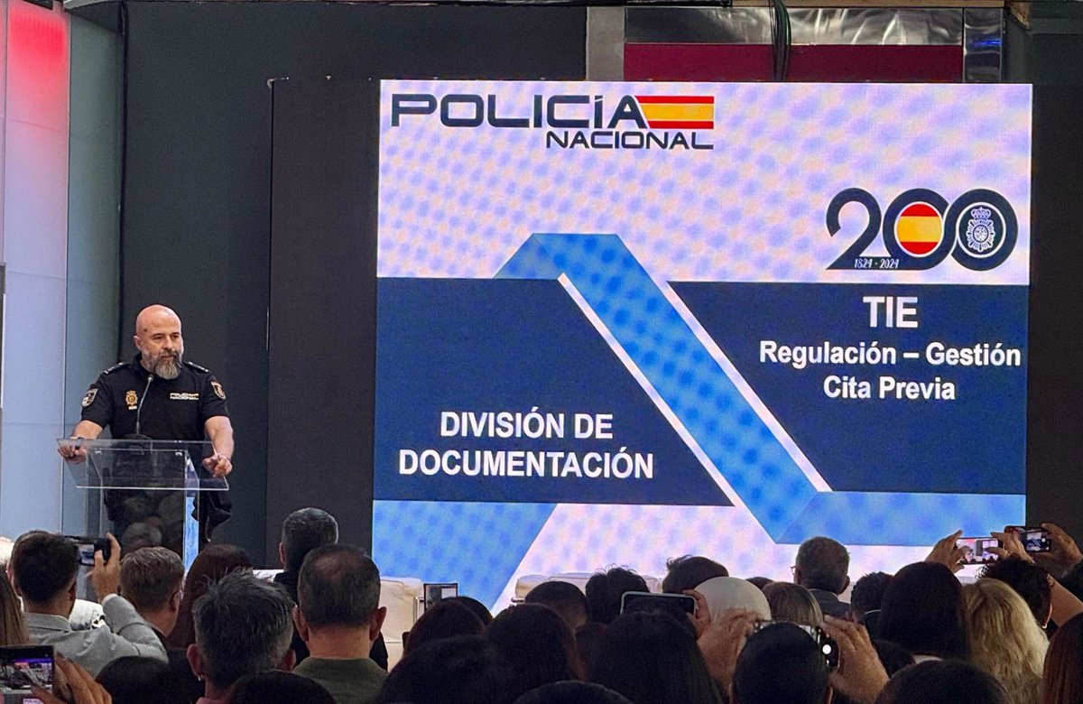 La Police espère augmenter cette année "largement" les 1,7 million de cartes étrangères de 2025 grâce à la régularisation